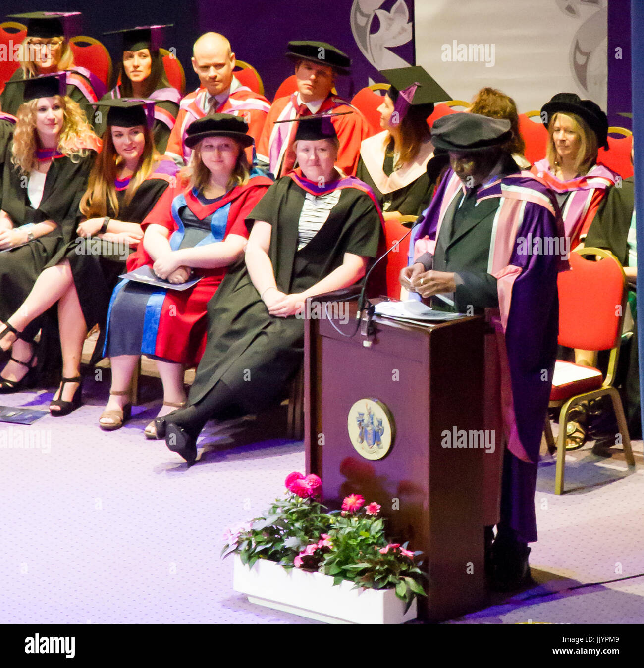 Università di Portsmouth,Portsmouth, Hampshire REGNO UNITO. Il 21 luglio 2017. Neville Lawrence, padre di assassinati adolescente Stephen Lawrence, riceve la laurea honoris causa in Giurisprudenza presso l Università di Portsmouth cerimonia di laurea. Credito: Alan Fraser/Alamy Live News Foto Stock