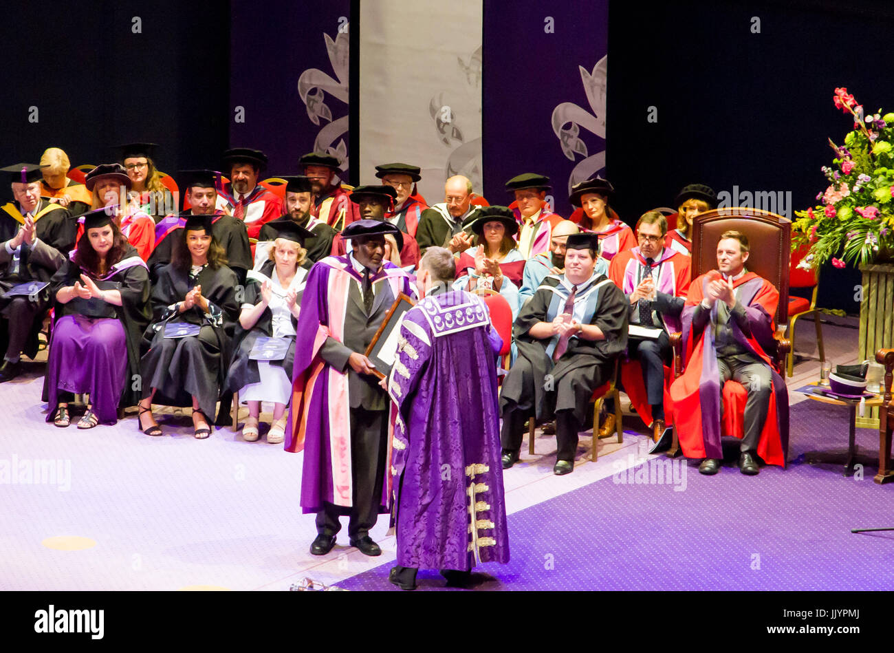 Università di Portsmouth,Portsmouth, Hampshire REGNO UNITO. Il 21 luglio 2017. Neville Lawrence, padre di assassinati adolescente Stephen Lawrence, riceve la laurea honoris causa in Giurisprudenza presso l Università di Portsmouth cerimonia di laurea. Credito: Alan Fraser/Alamy Live News Foto Stock