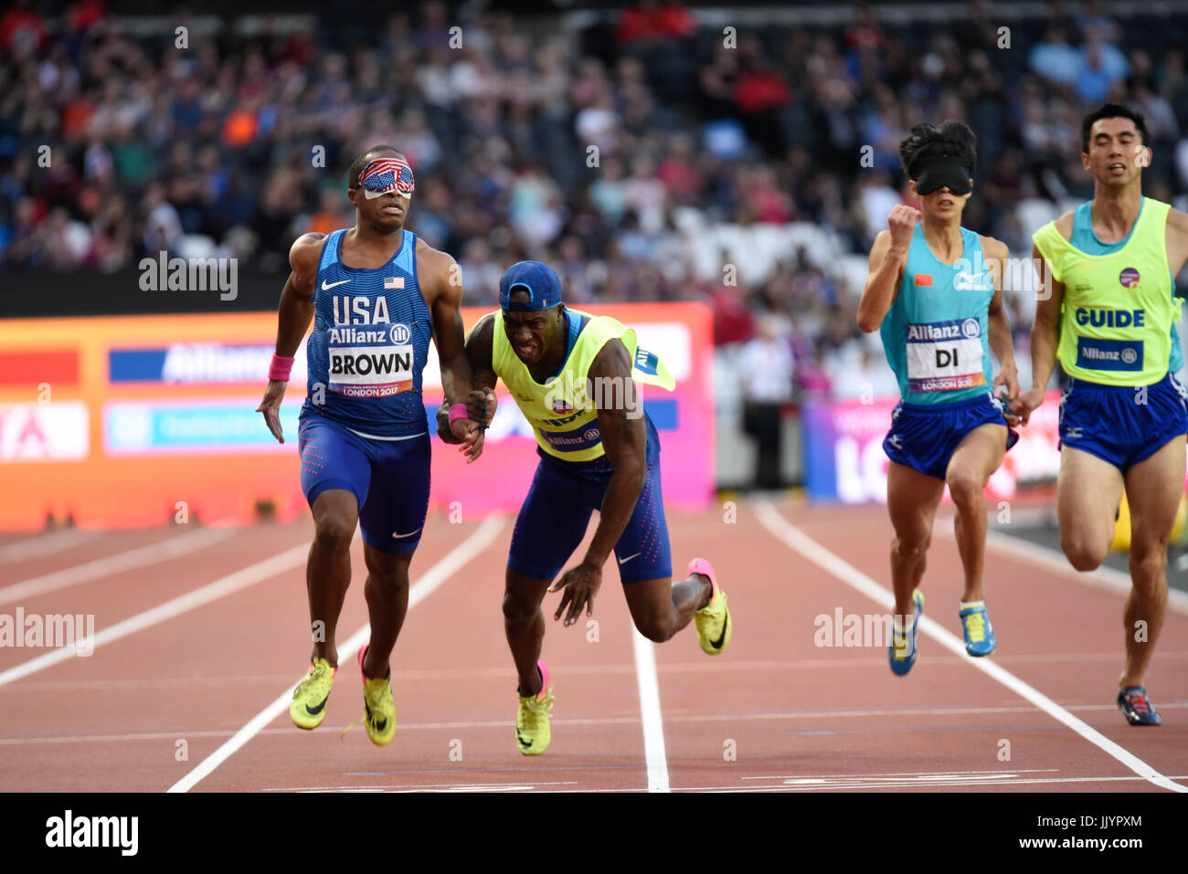 David Brown è sceso a corto di linea quando la sua guida Jerome Avery tumbled, derubando lui della vittoria in 200m T11 per non vedenti al mondo Para di Atletica a Londra Stadium Foto Stock