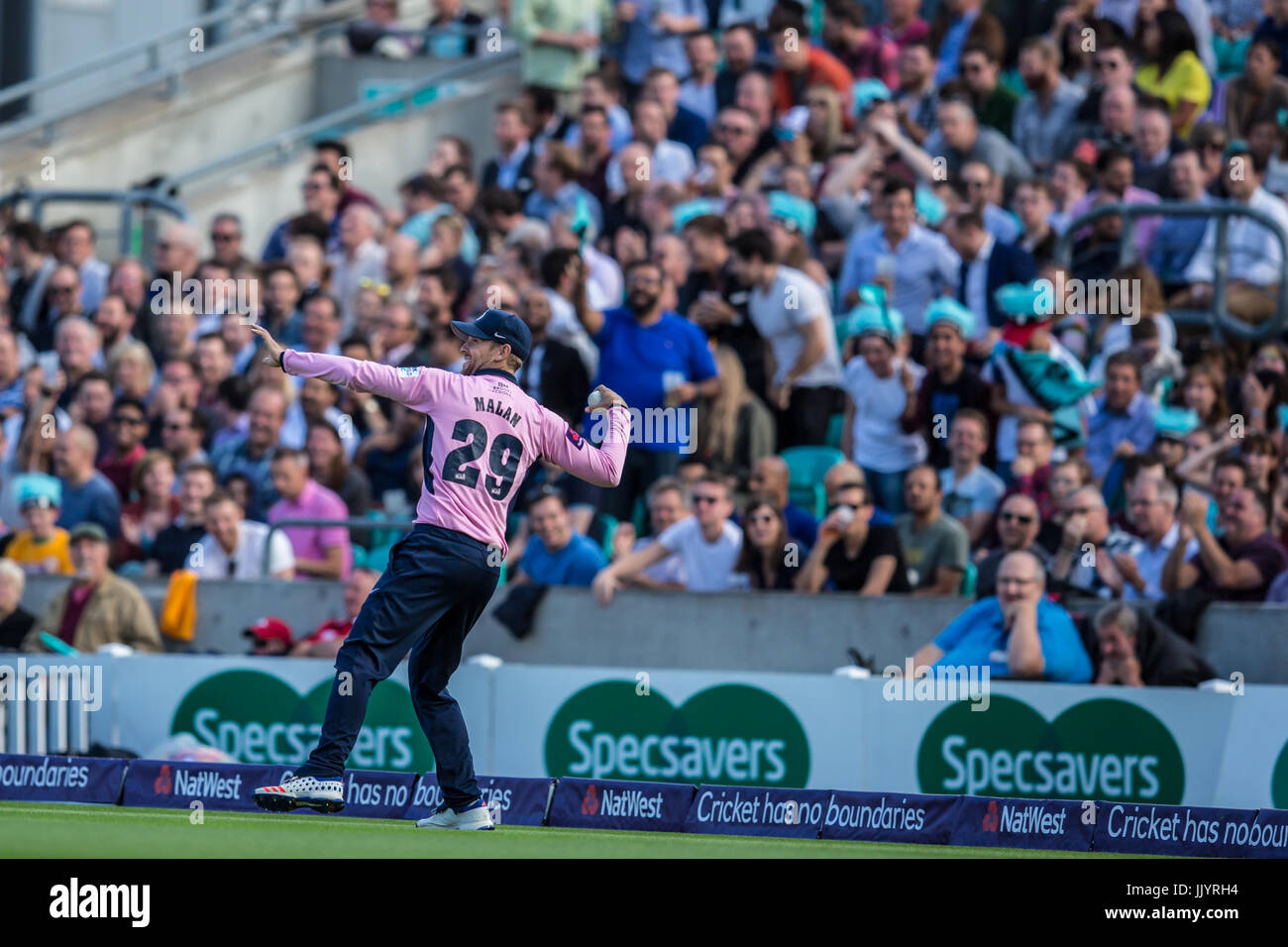 Londra, Regno Unito. 21 Luglio, 2017. Dawid Malan fielding per Middlesex contro Surrey in la NatWest T20 Blast corrispondono alla Kia ovale. David Rowe/Alamy Live News Foto Stock