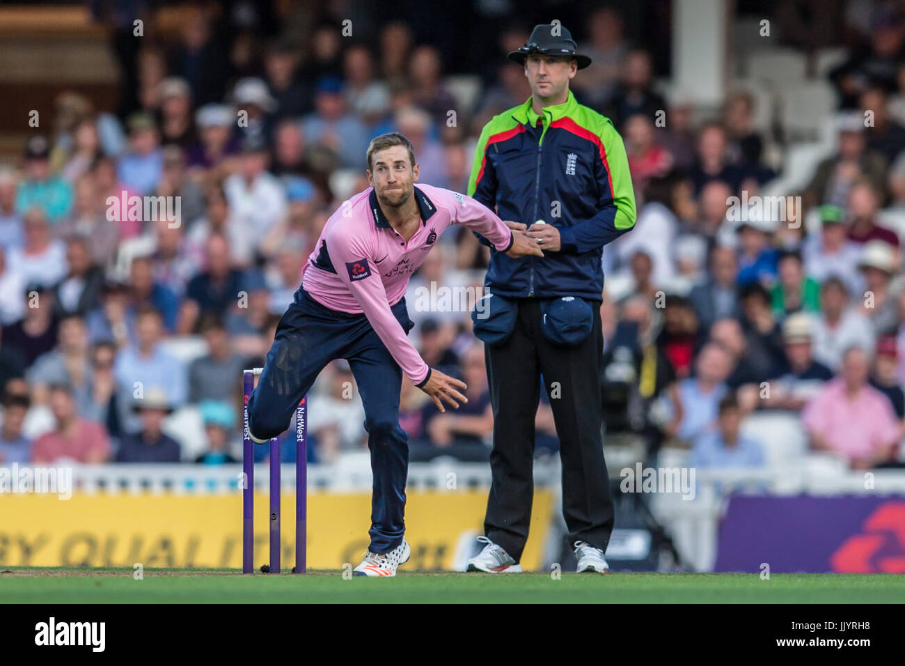 Londra, Regno Unito. 21 Luglio, 2017. Dawid Malan bowling per la Middlesex contro Surrey in la NatWest T20 Blast corrispondono alla Kia ovale. David Rowe/Alamy Live News Foto Stock