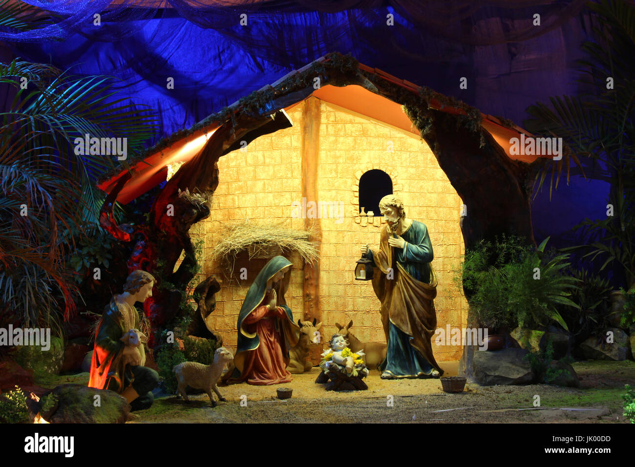 Presepe con figurine compresi Gesù, Maria e Giuseppe, e le pecore Foto Stock