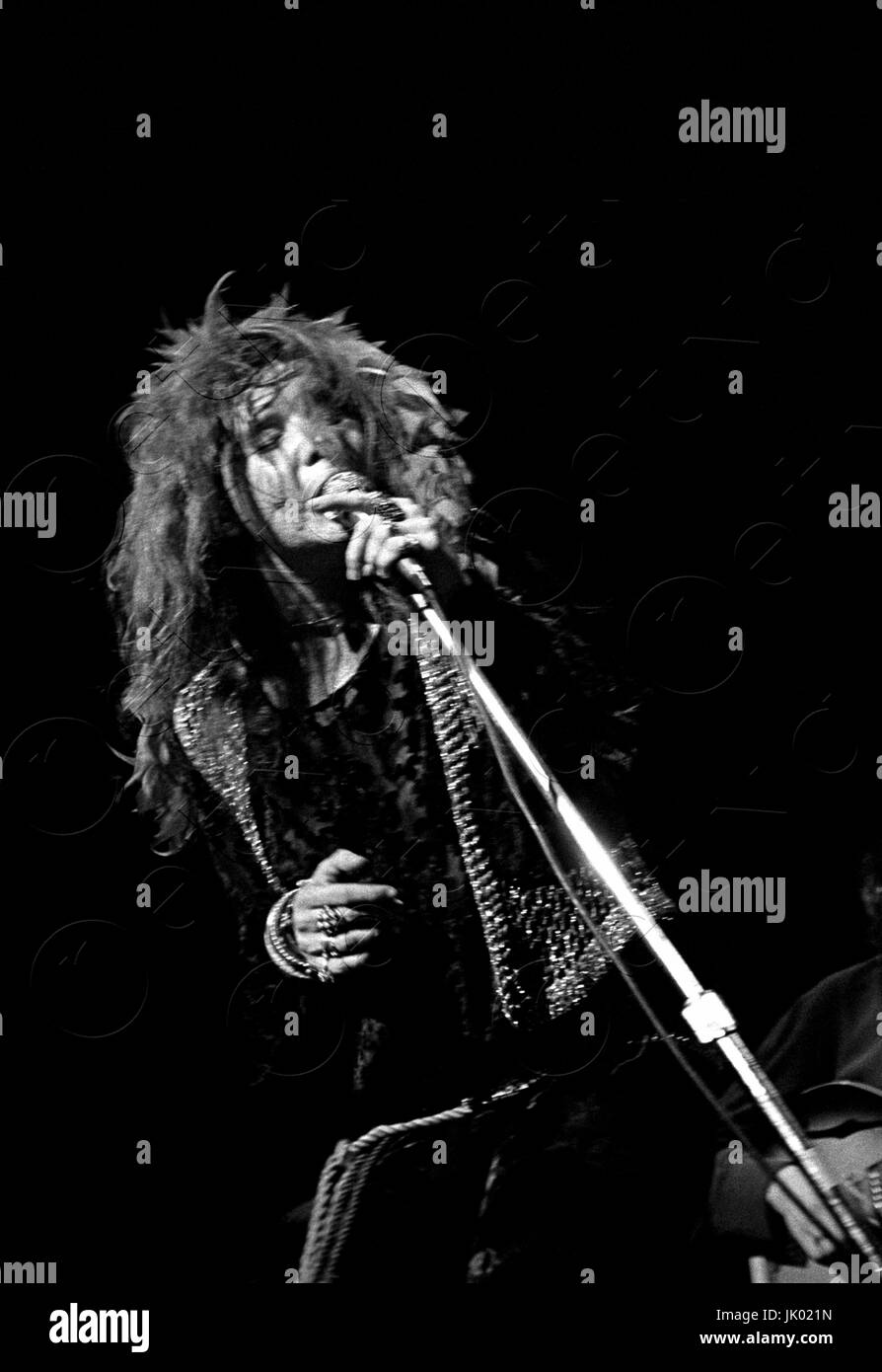 Janis Joplin eseguendo il suo ultimo concerto di sempre a Harvard Stadium di Boston, MA IL 12 AGOSTO 1970. Solo 10.000 fan stavano per essere lasciate in ma oltre 47.000 ha dimostrato facendo la loro strada oltre le pareti dello stadio. Janis era di 27 anni e sarebbe morto solo 53 giorni più tardi. ** I tassi più elevati si applicano ** CHIAMATA A NEGOZIARE RATE ** © Peter Tarnoff / MediaPunch Foto Stock