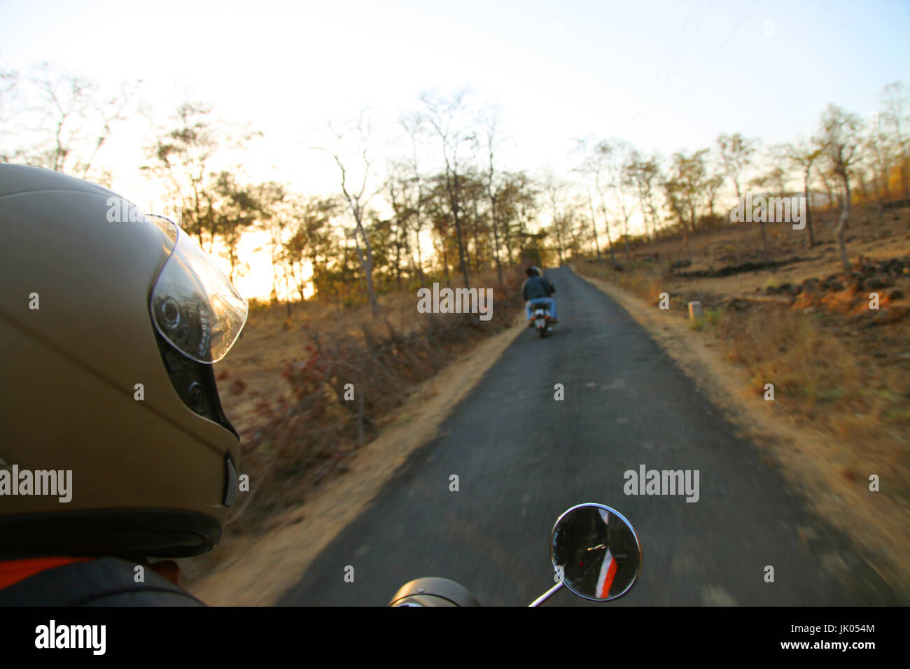 Biker guida di un motociclo lungo la strada asfaltata. Foto Stock