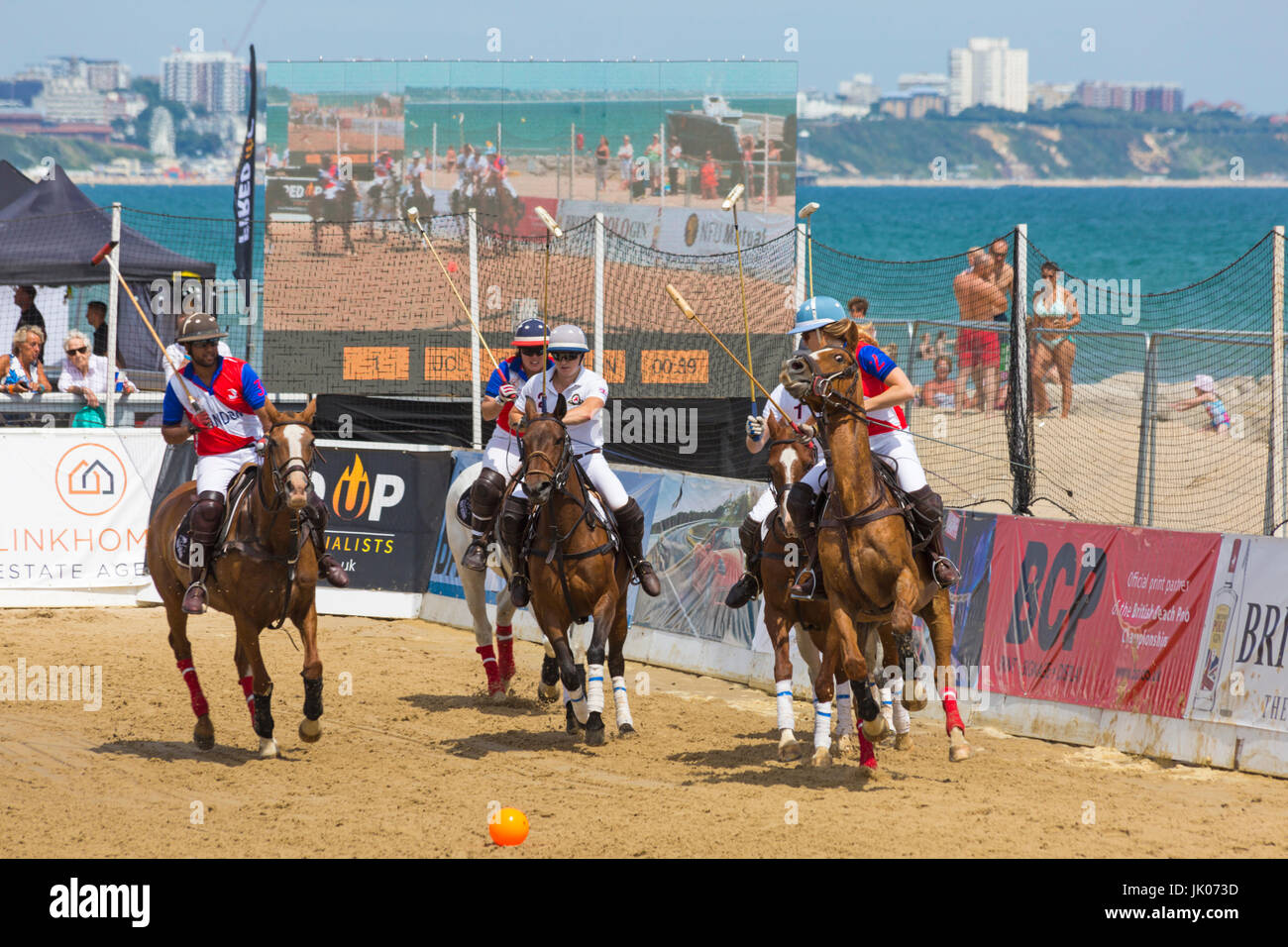 Azione presso la British Beach Polo campionati a banchi di sabbia spiaggia, Poole, Dorset Regno Unito nel mese di luglio in una calda calda giornata di sole. Foto Stock