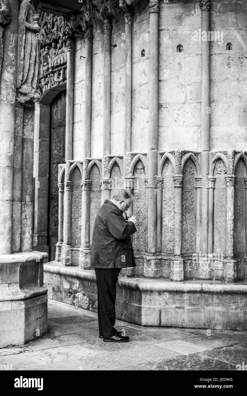 La popolazione locale di fronte Cattedrale di Leon, Spagna, Europa. Camino de Santiago. Foto Stock