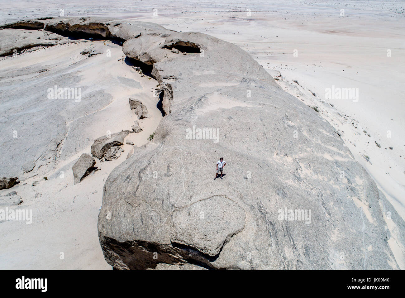 Vista di un uomo in piedi su Vogelfederberg rock formazione in Namibia, Africa. Foto Stock