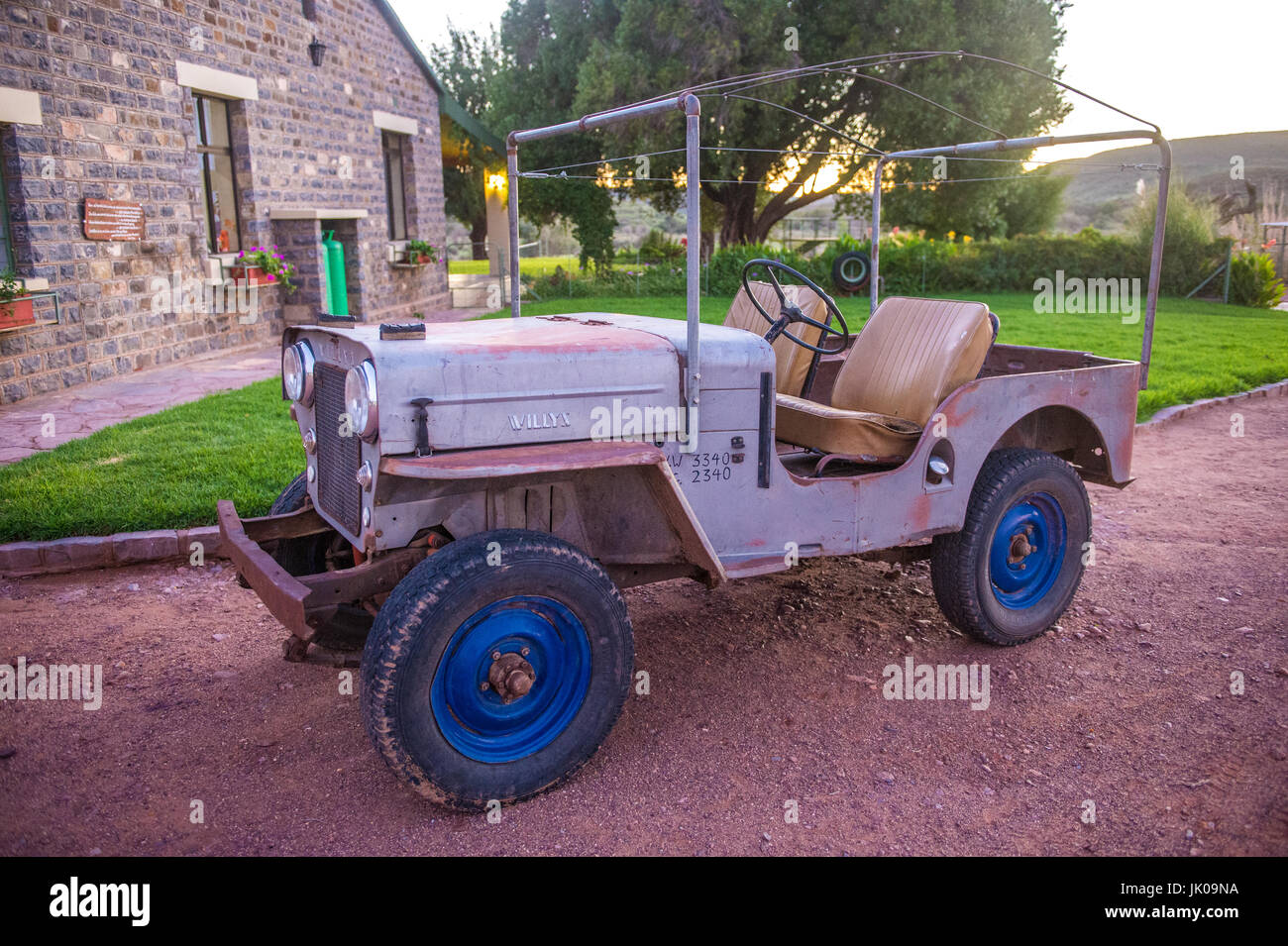Vecchio modello Jeep sul Dabis Guest Farm in Helmeringhausen, Namibia del sud, Africa. Foto Stock