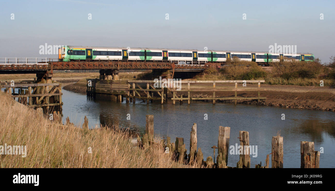 Classe meridionale 377 attraversa il fiume Arun presso Ford Foto Stock