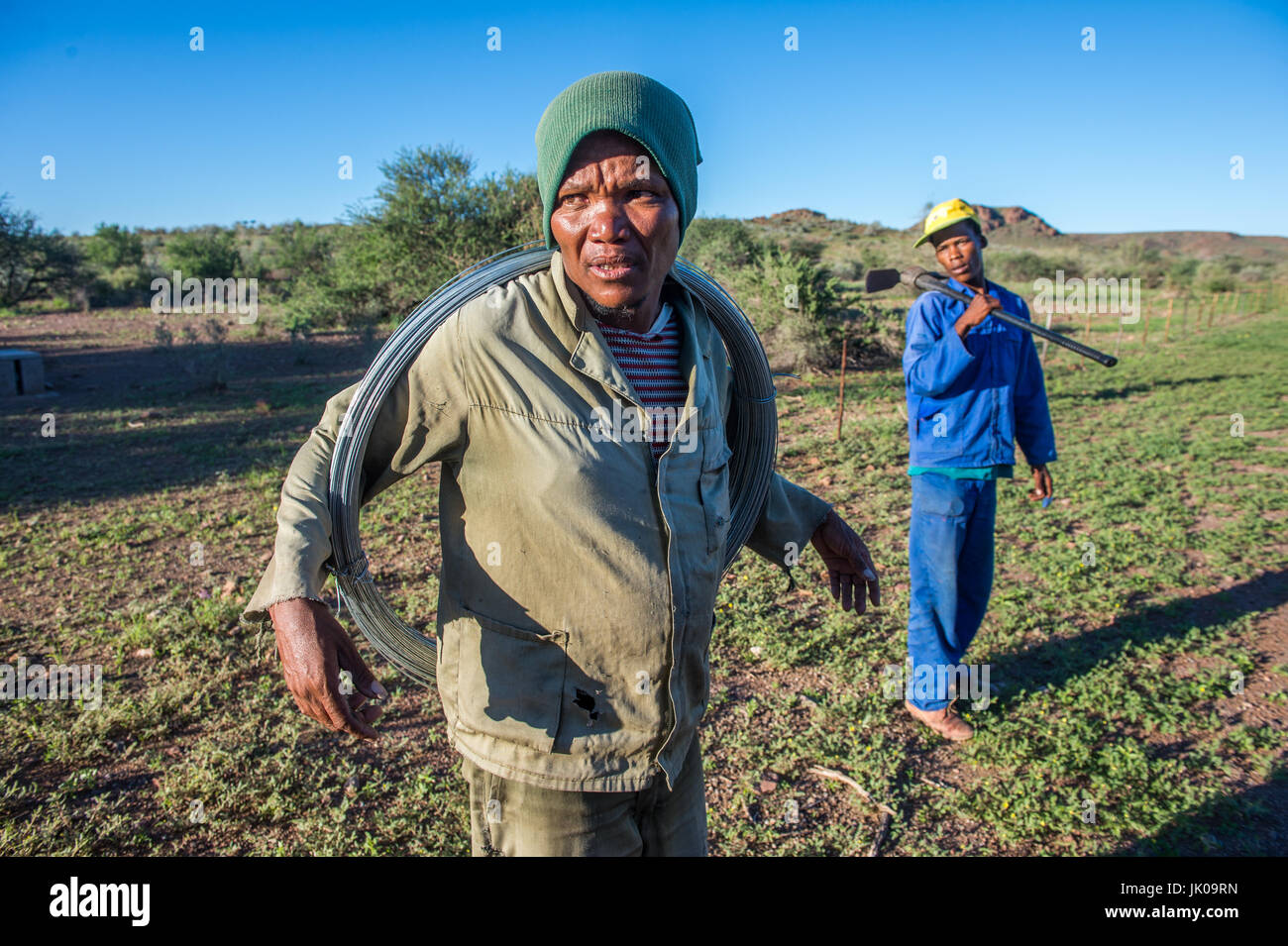 I lavoratori agricoli a riposo per un breve momento sul Dabis Guest Farm in Helmeringhausen, Namibia del sud, Africa. Foto Stock