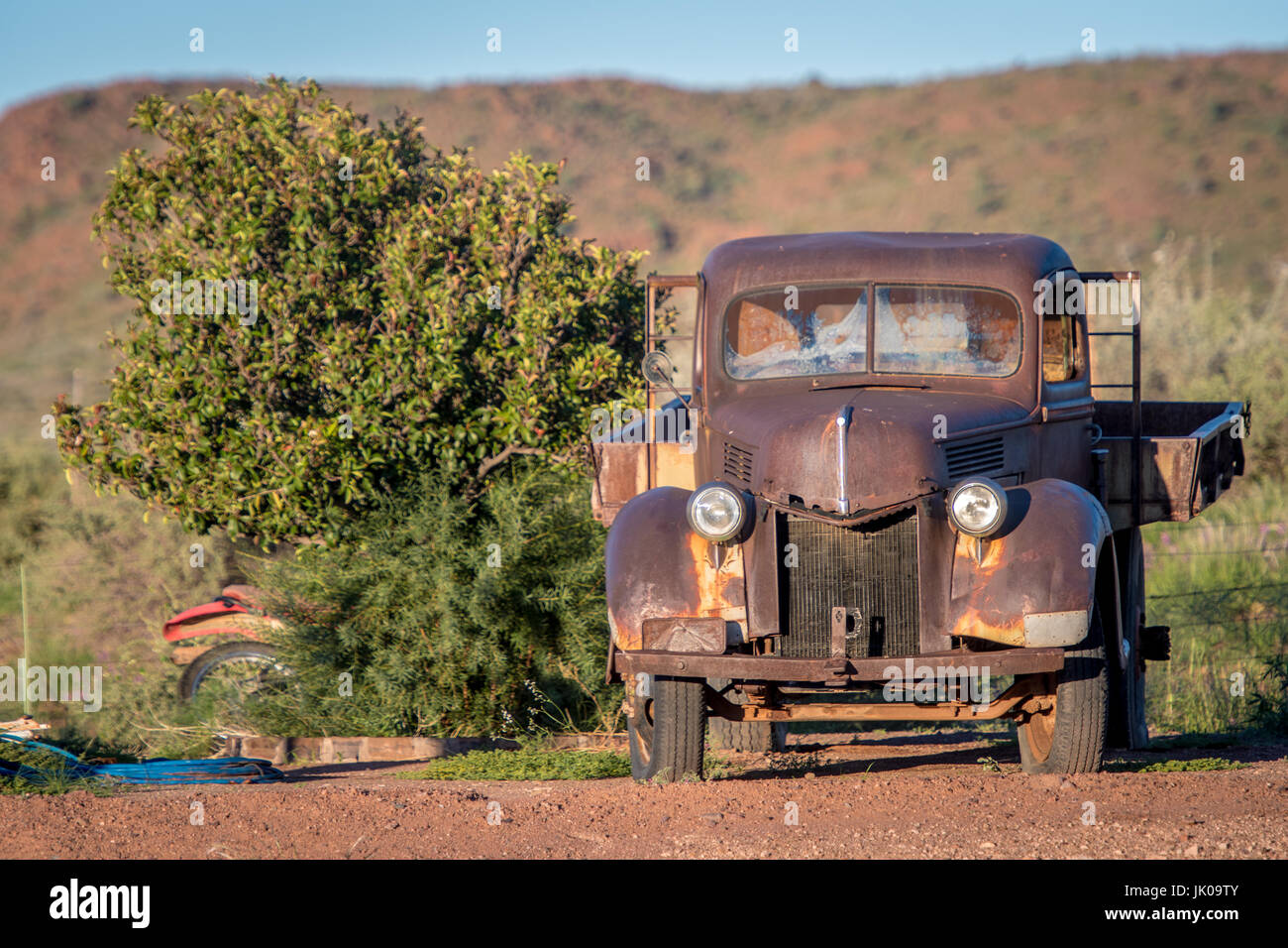 Vecchio pick up truck modello sul Dabis Guest Farm, situato nel villaggio di Helmeringhausen, Namibia del sud, Africa. Foto Stock