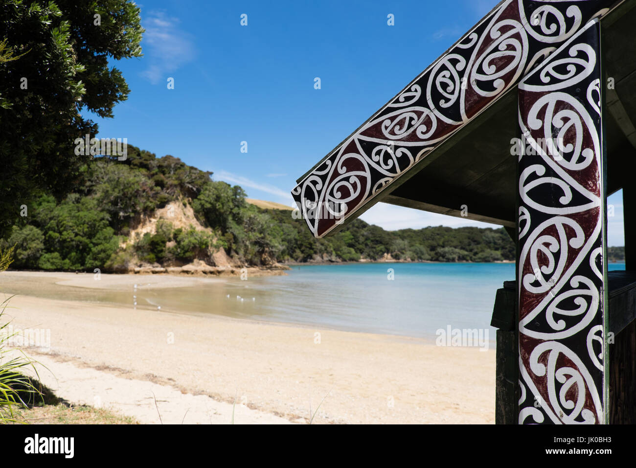 Urupukapuka Island, la Baia delle Isole, Nuova Zelanda, Nuova Zelanda - 1 Febbraio 2017: arte Maori da una spiaggia di sabbia bianca. Foto Stock