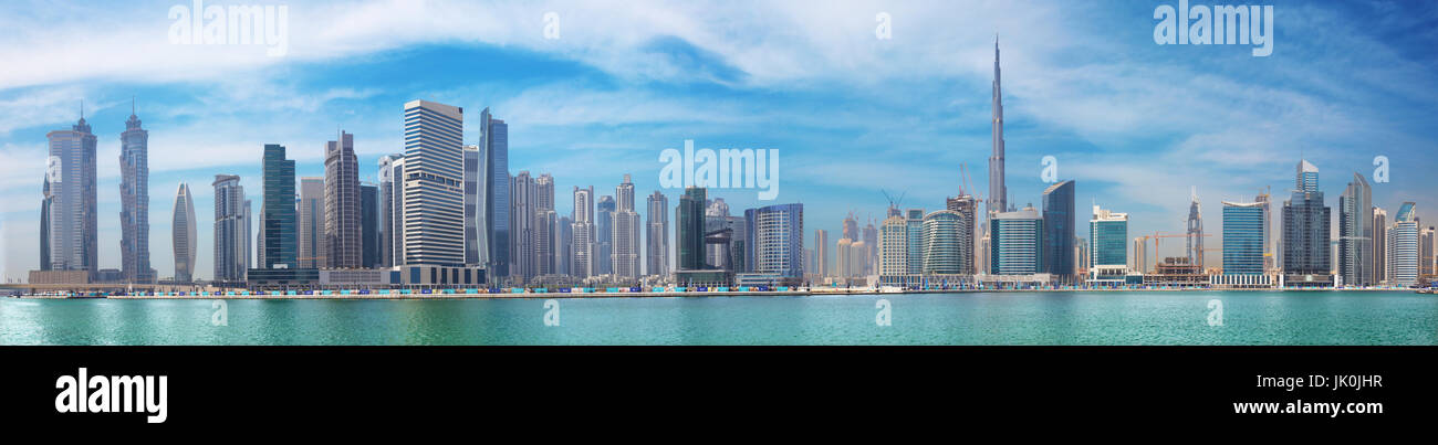 DUBAI, Emirati Arabi Uniti - 29 Marzo 2017: il panorama con il nuovo canale e grattacieli del centro cittadino. Foto Stock