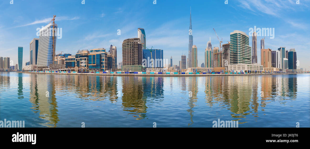 Dubai - il panorama con il nuovo canale e grattacieli del centro cittadino. Foto Stock