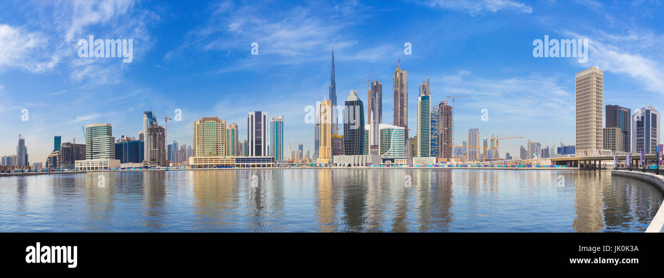 DUBAI, Emirati Arabi Uniti - 29 Marzo 2017: il panorama con il nuovo canale e grattacieli del centro cittadino. Foto Stock