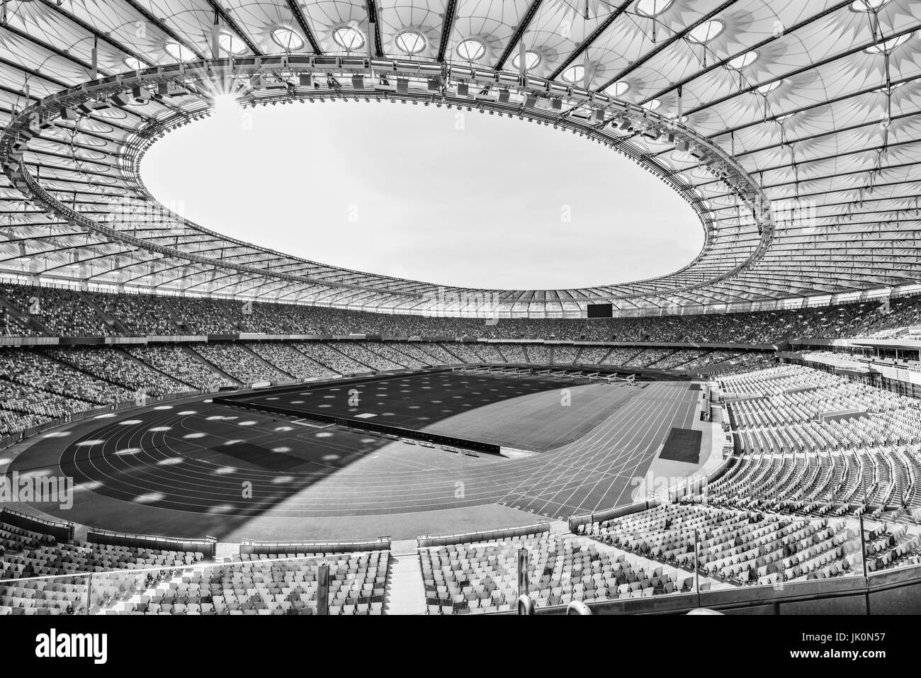 Righe di giallo e blu stadium sedi sul campo di calcio Stadium, in bianco e nero Foto Stock