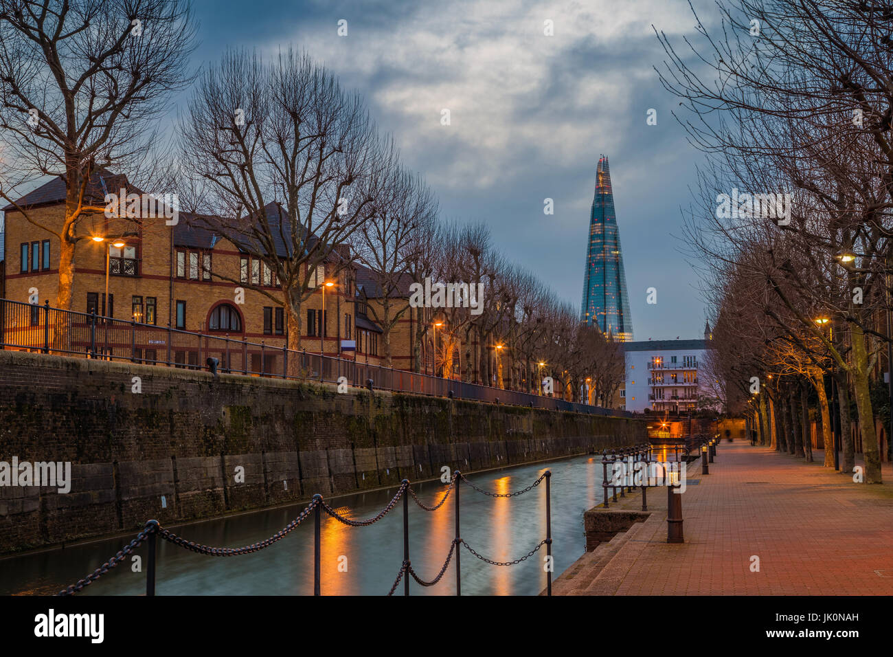 Londra, Inghilterra - canal ornamentali a blue ora con bellissimo grattacielo a sfondo Foto Stock