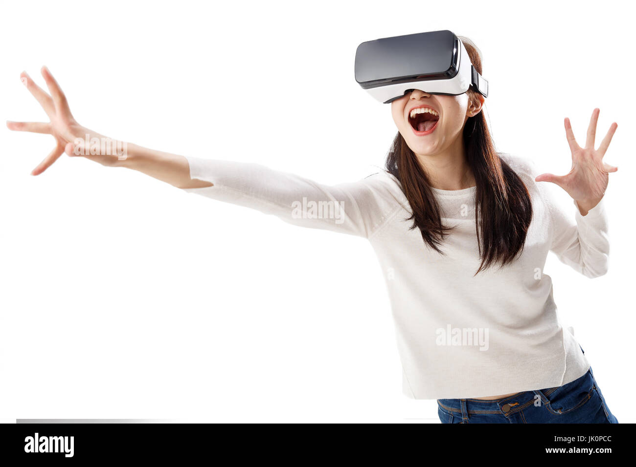 Giovane donna utilizzando la realtà virtuale auricolare Foto Stock
