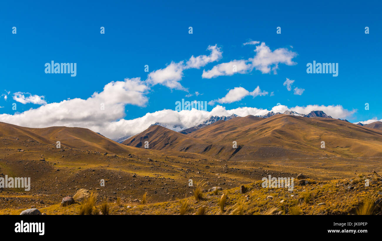Vista sulle colline vicino a Huaraz Perù Foto Stock