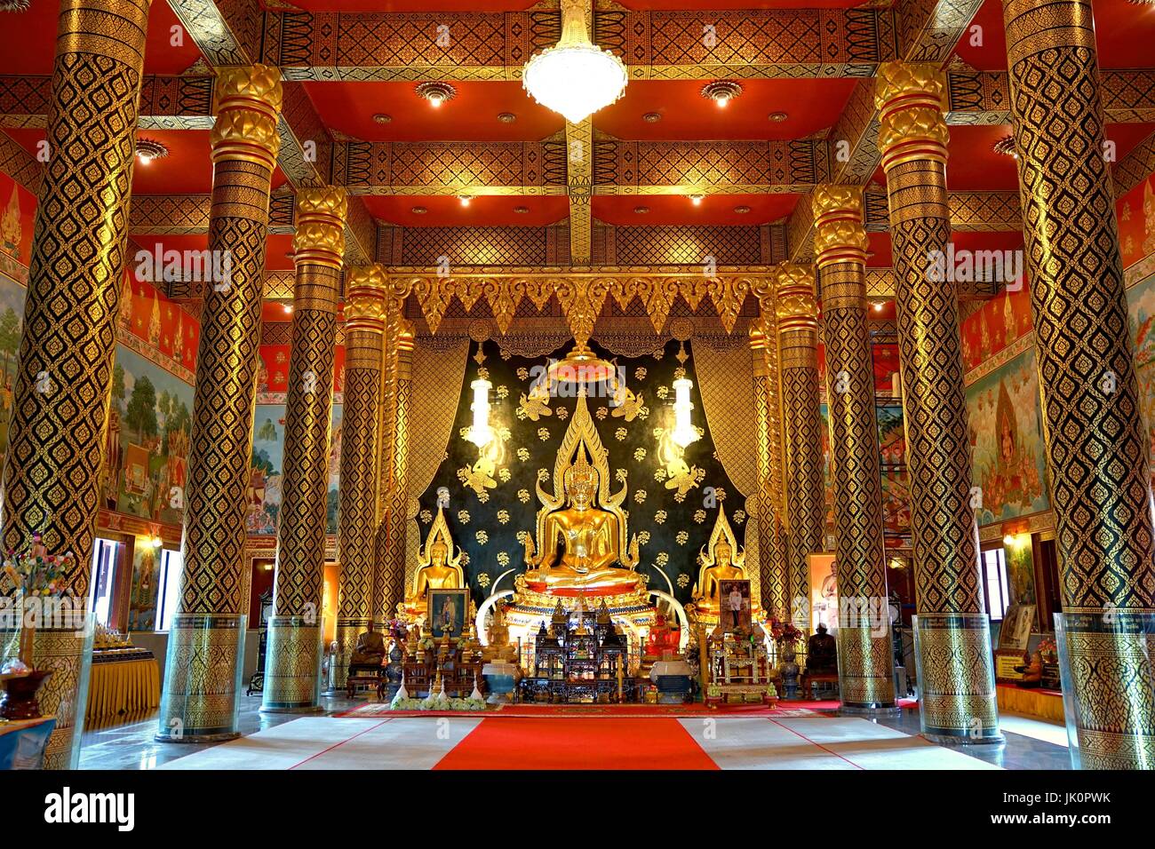 Golden statua del Buddha nella sala principale di Wat Nimit Vipassana, tempio di dan sai, Loei provincia, Thailandia Foto Stock