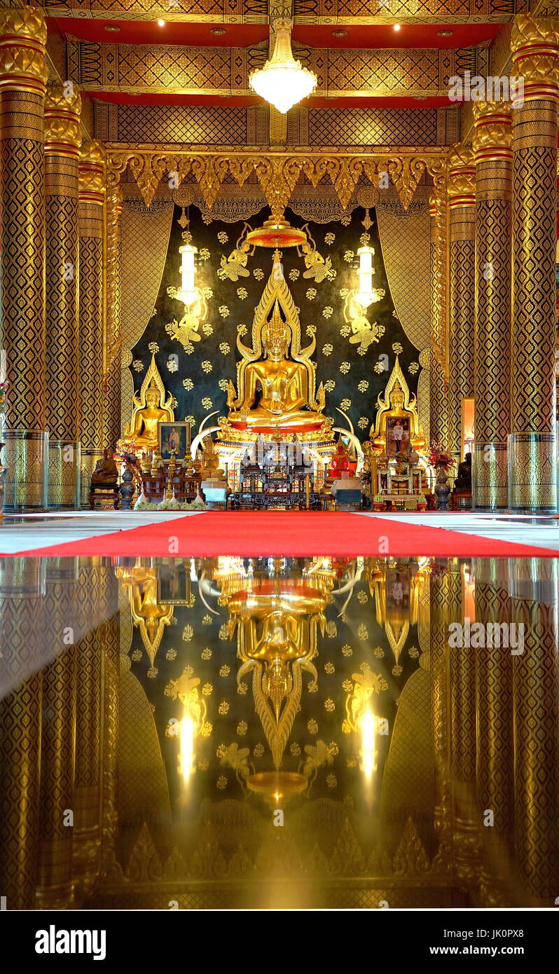 Golden statua del Buddha nella sala principale di Wat Nimit Vipassana, tempio di dan sai, Loei provincia, Thailandia Foto Stock