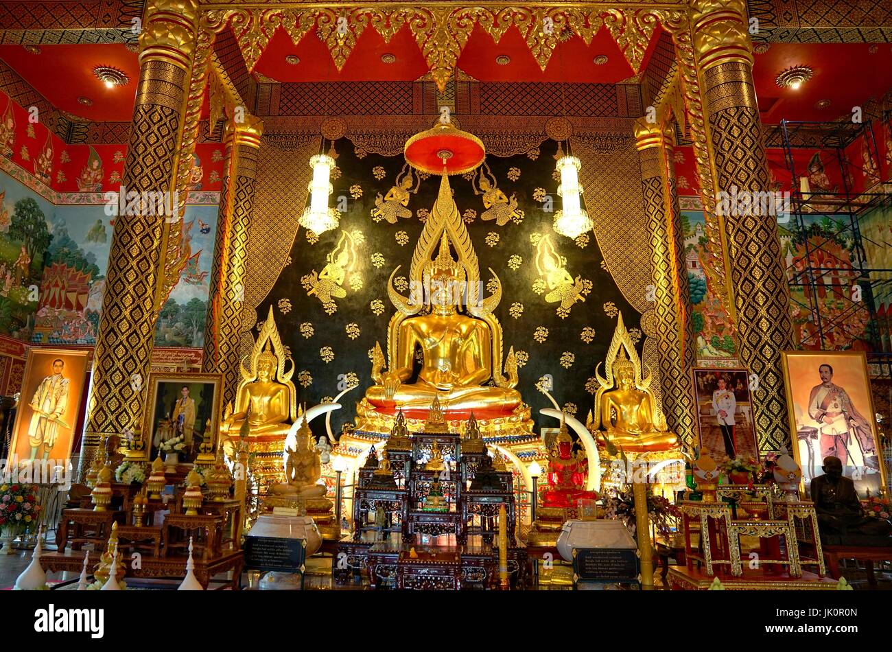 Golden statua del Buddha nella sala principale di Wat Nimit Vipassana, tempio di dan sai, Loei provincia, Thailandia Foto Stock