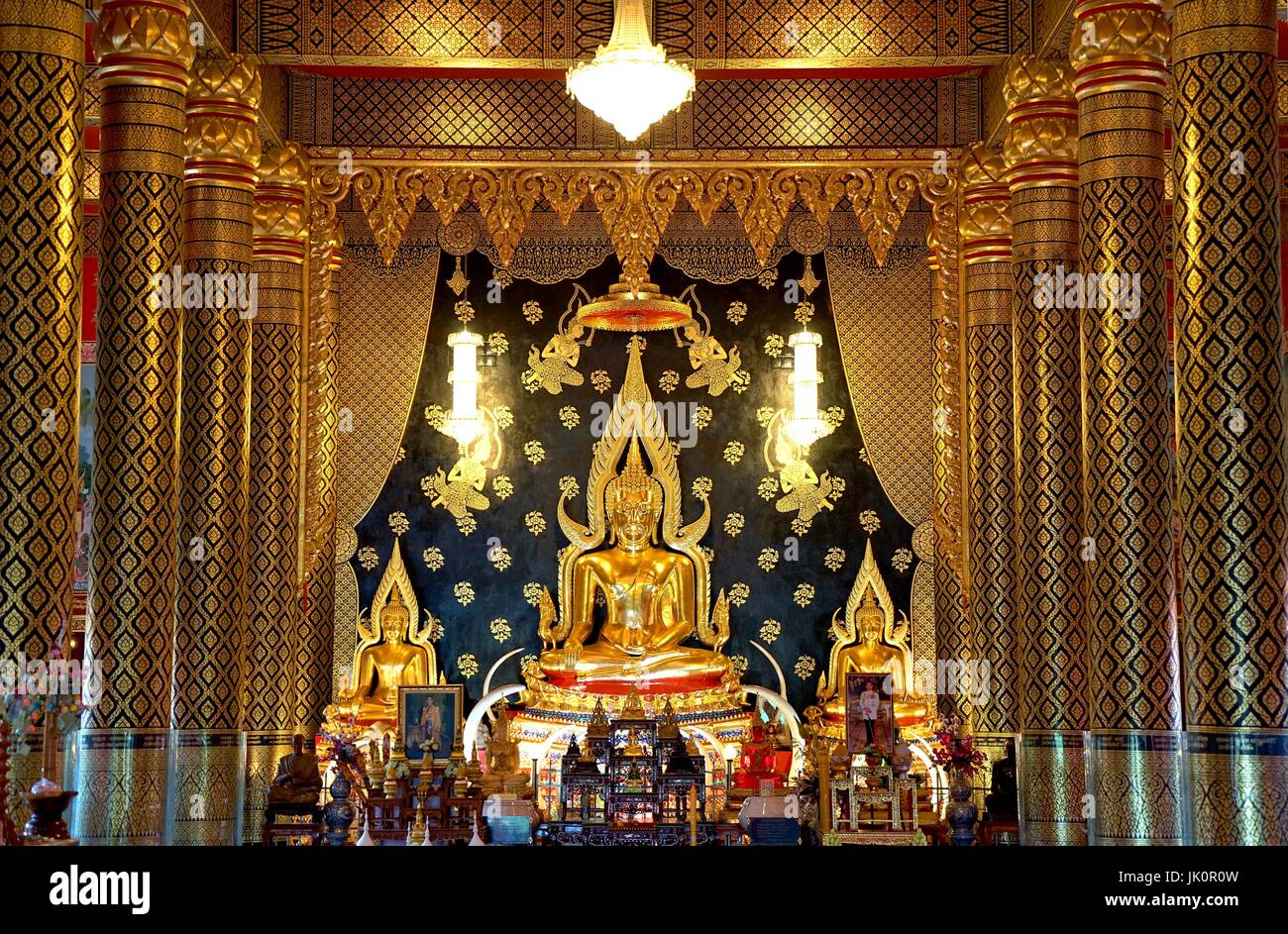 Golden statua del Buddha nella sala principale di Wat Nimit Vipassana, tempio di dan sai, Loei provincia, Thailandia Foto Stock