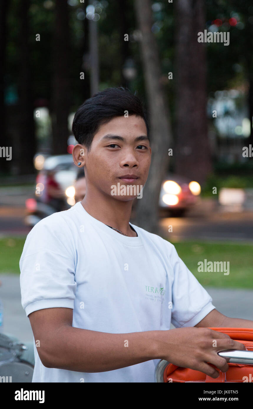 Ritratto di un giovane uomo, un ciclo tour guide - Ho Chi Minh City - 15 Marzo 2017 Foto Stock