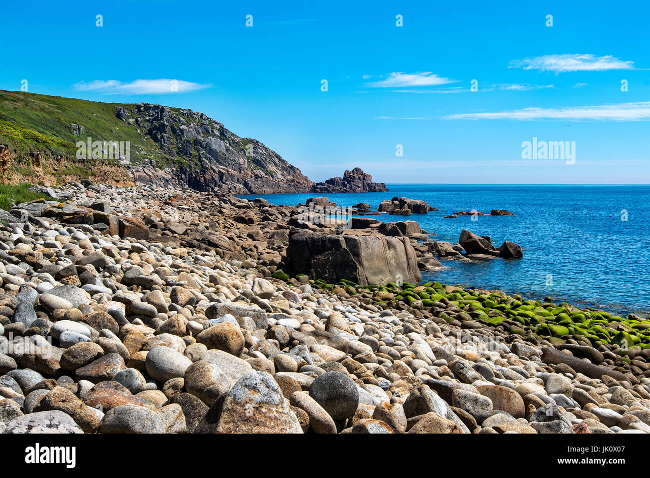 Boscawen punto vicino lamorna, Cornwall. visto da boulder beach di st loy. Foto Stock