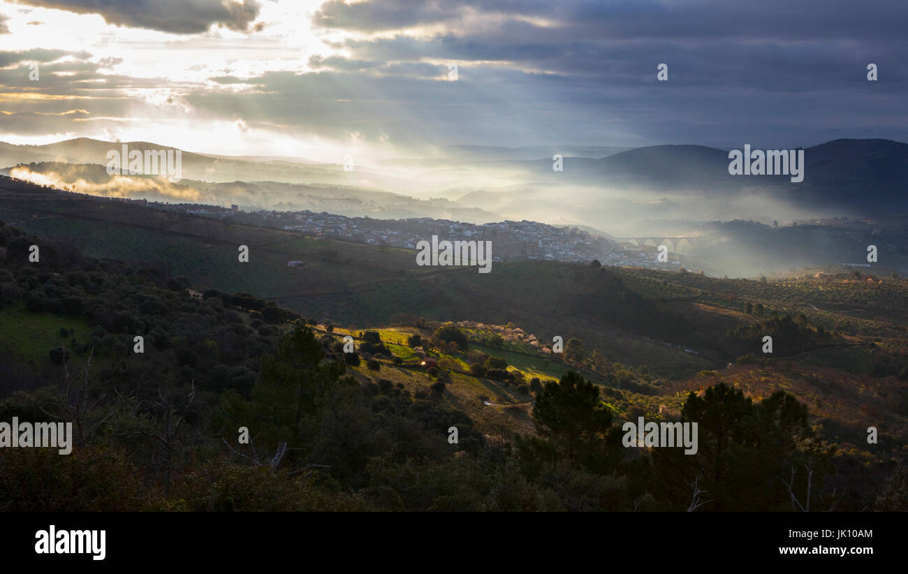 Panoramica della città di Guadalupe durante un foggy sunrise, Caceres, Spagna Foto Stock