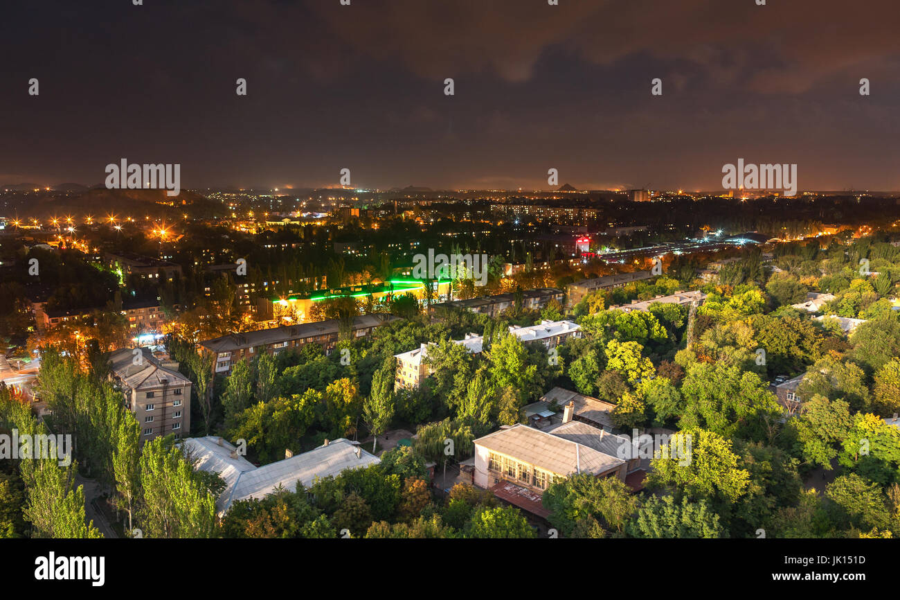 Giorno-notte vista della città Donetsk (Ucraina) Foto Stock