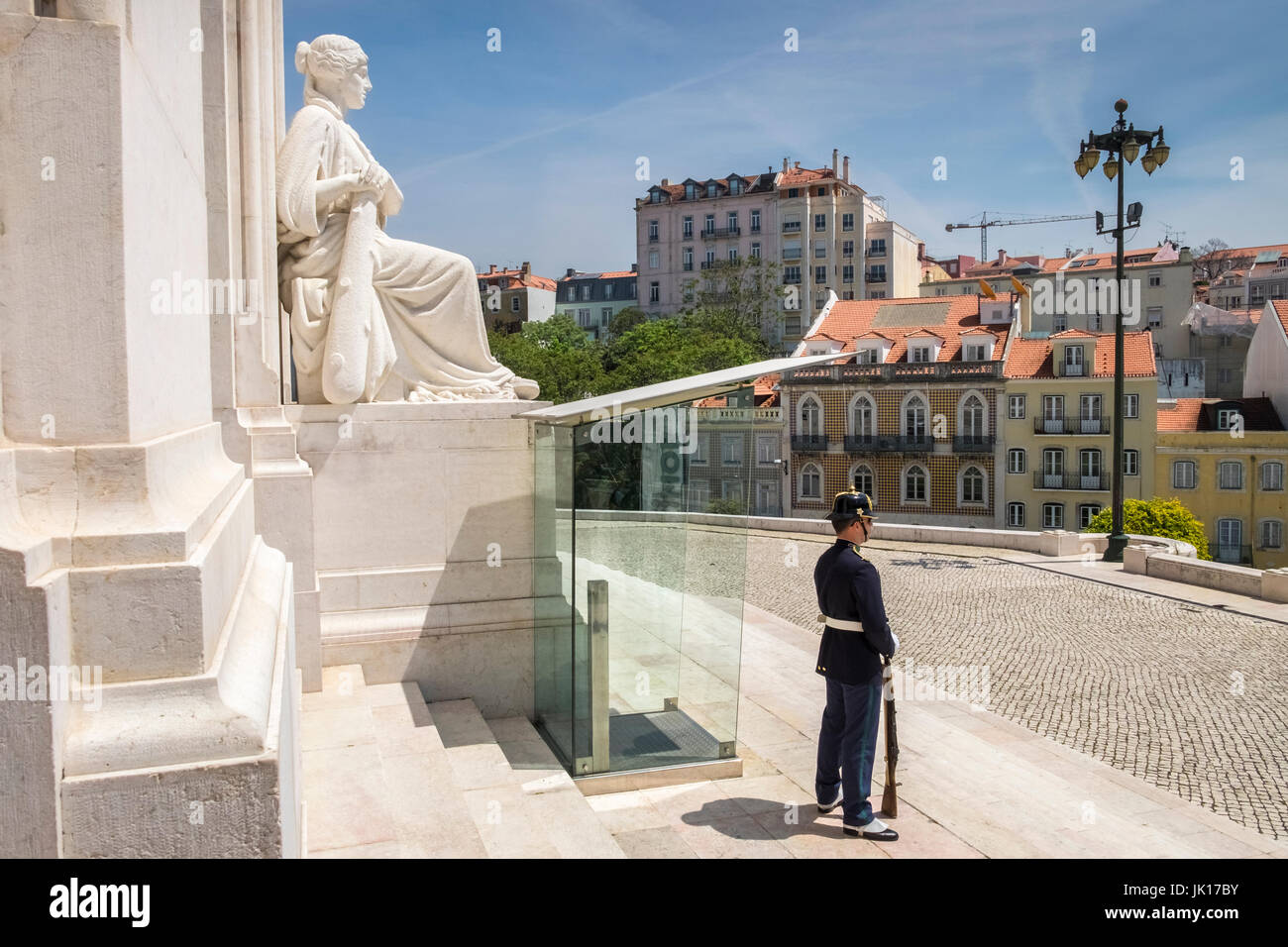 Guardia di turno al di fuori del Palacio de Sao Bento edificio (Palazzo di San Benedetto) e dintorni, home al parlamento portoghese, Lisbona, Portogallo Foto Stock