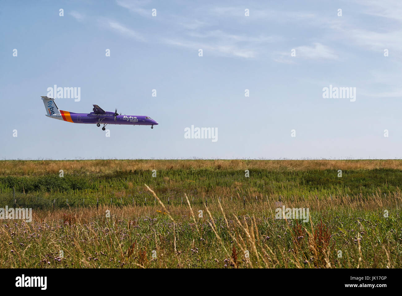 Flybe aereo passeggeri in atterraggio a Leeds Bradford Airport su un luminoso pomeriggio di sole Foto Stock