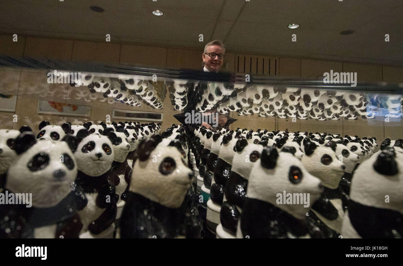 Ambiente segretario Michael Gove guarda un arte di installazione chiamato 'Panda occhi' da Jason Bruges al WWF Living Planet Center di Woking, dopo egli disse a un pubblico di ambientale e le organizzazioni di campagna che dà Brexit ambito per la Gran Bretagna per essere un leader globale nella politica di verde. Foto Stock