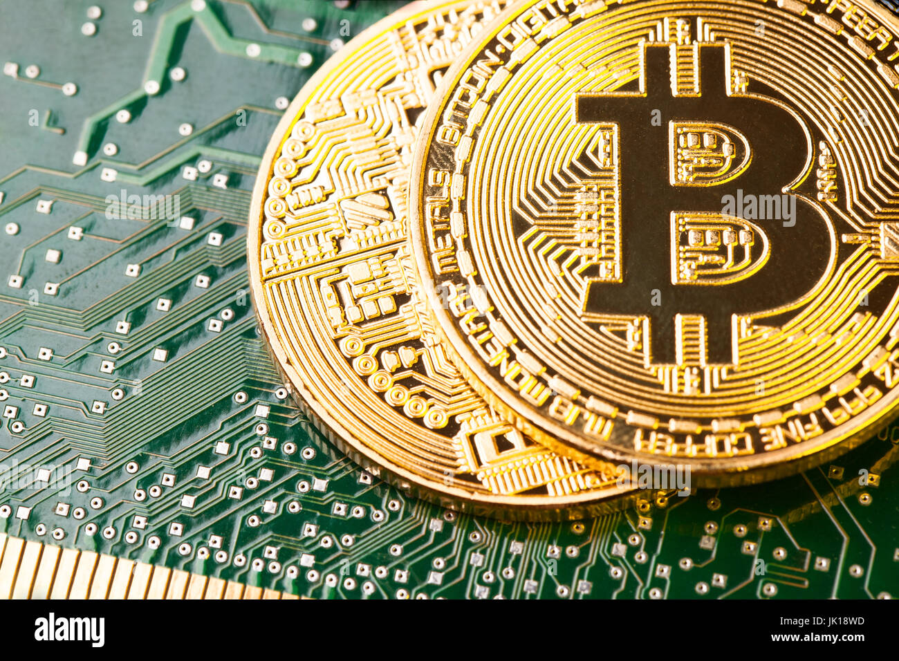 Golden Bitcoin Cryptocurrency sul circuito integrato del computer. Macro shot Foto Stock