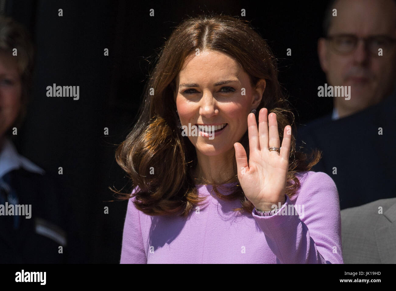 La Duchessa di Cambridge onde come ella si diparte a seguito di una visita al Museo Marittimo di Amburgo, Germania, il giorno cinque di loro cinque giorni di tour della Polonia e della Germania. Foto Stock