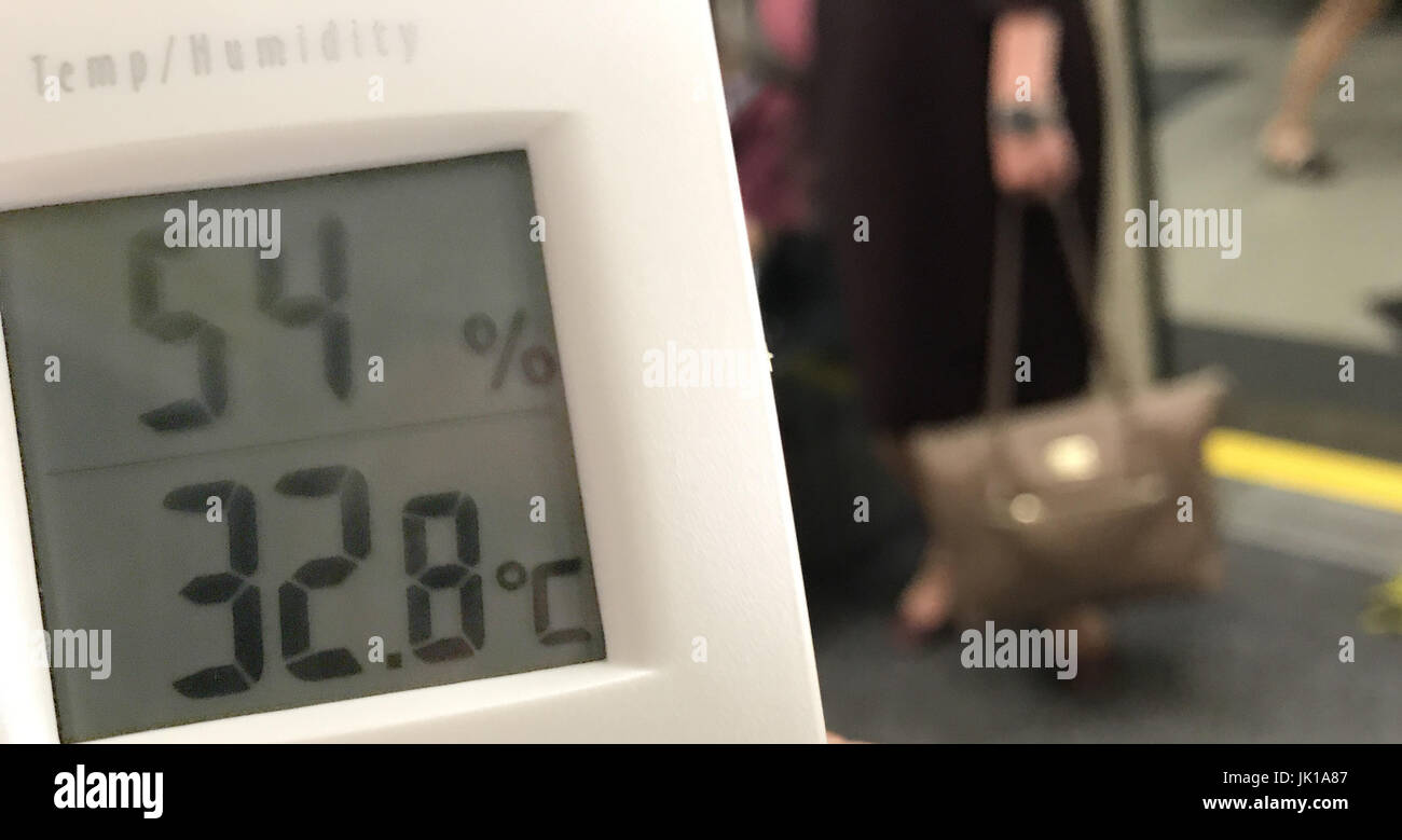 Temperature raggiunte fino a una torrida 33 gradi Celsius a Londra il tubo della rete oggi (20giugno17). Le registrazioni sono state prese sulla Northern e Central Tube Lines e variava da 29 a 33 gradi celsius. Dotato di: atmosfera dove: Londra, Regno Unito quando: 20 giu 2017 Credit: WENN.com Foto Stock Temperature raggiunte fino a una torrida 33 gradi Celsius a Londra il tubo della rete oggi (20giugno17). Le registrazioni sono state prese sulla Northern e Central Tube Lines e variava da 29 a 33 gradi celsius. Dotato di: atmosfera dove: Londra, Regno Unito quando: 20 giu 2017 Credit: WENN.com Foto Stock