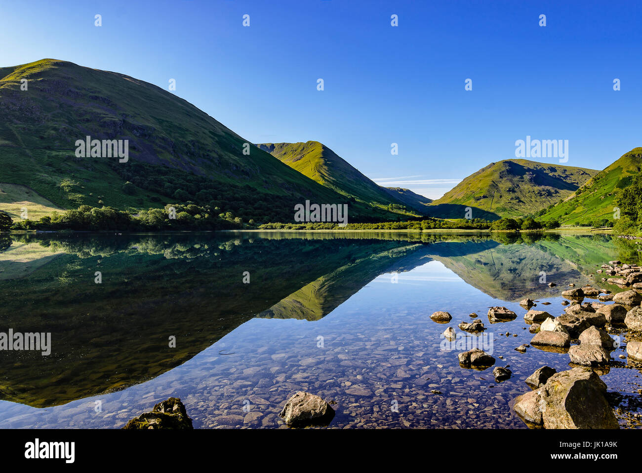 Incredibile la mattina presto riflessioni sui fratelli acqua, Lake District Foto Stock
