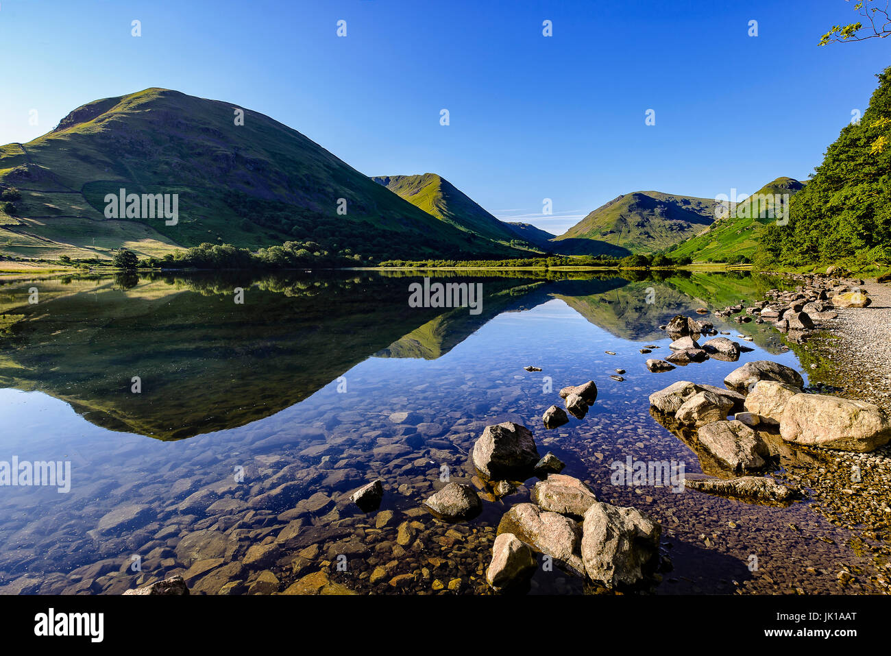 Incredibile la mattina presto riflessioni sui fratelli acqua, Lake District Foto Stock
