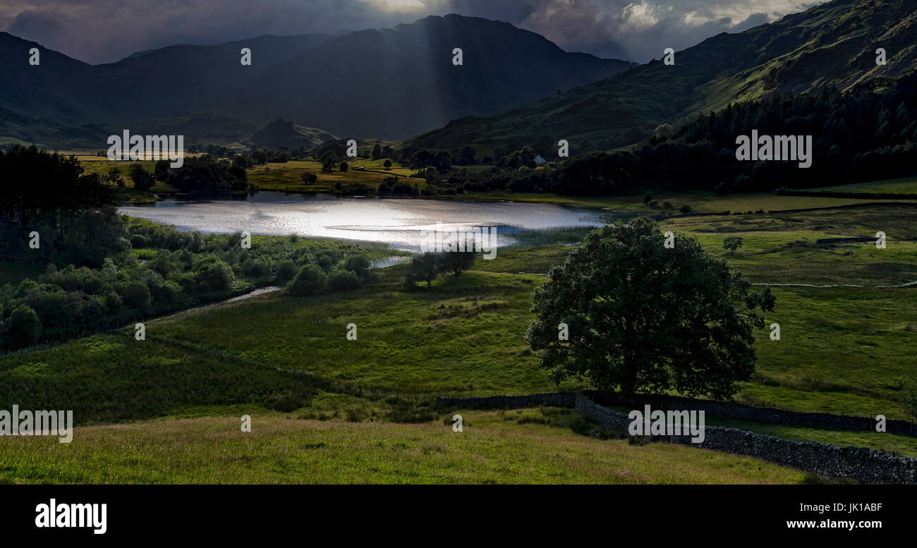 Little langdale tarn come le nuvole di tempesta approccio Foto Stock