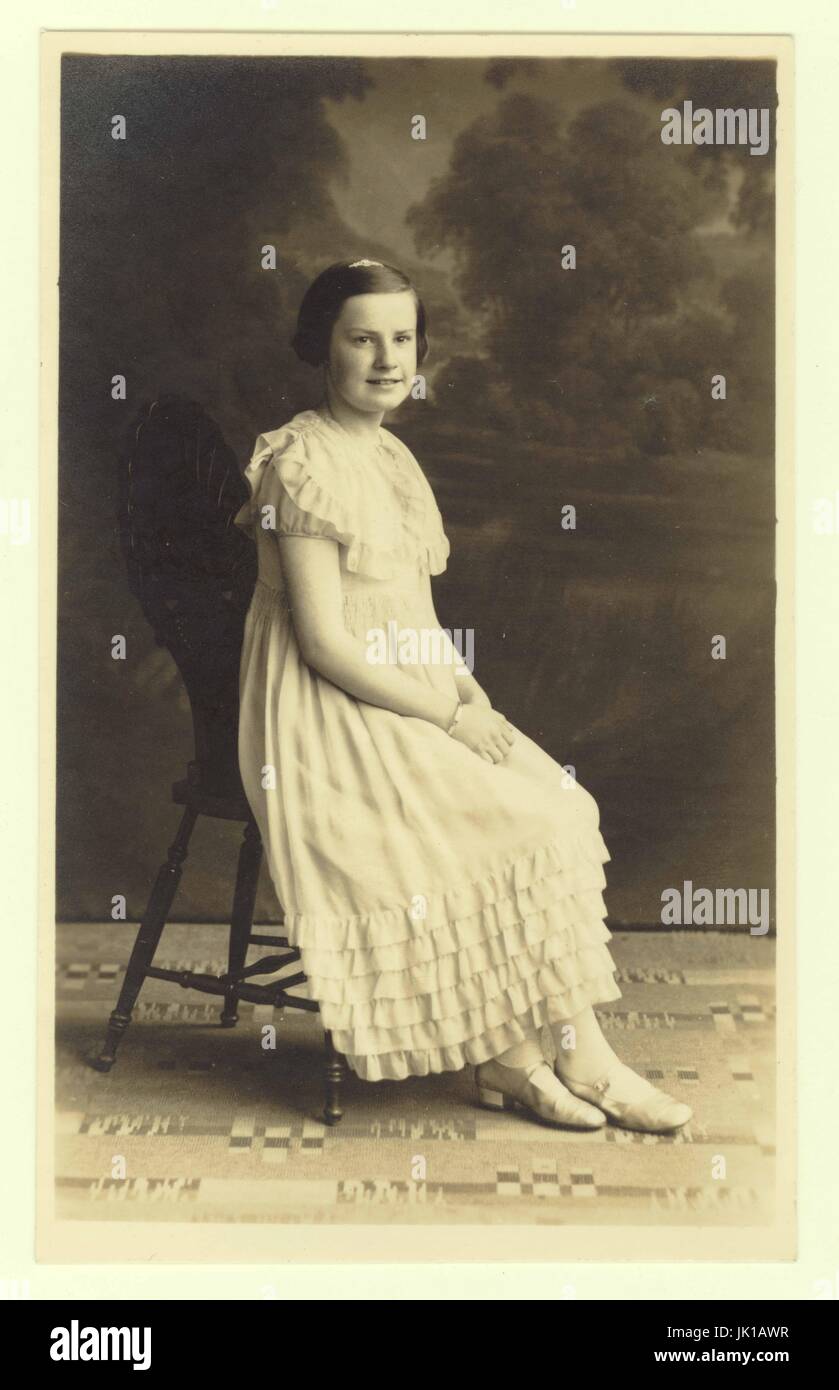 Cartolina del giovane ragazza in bianco lungo abiti estivi da 1930s, Leeds, Regno Unito Foto Stock