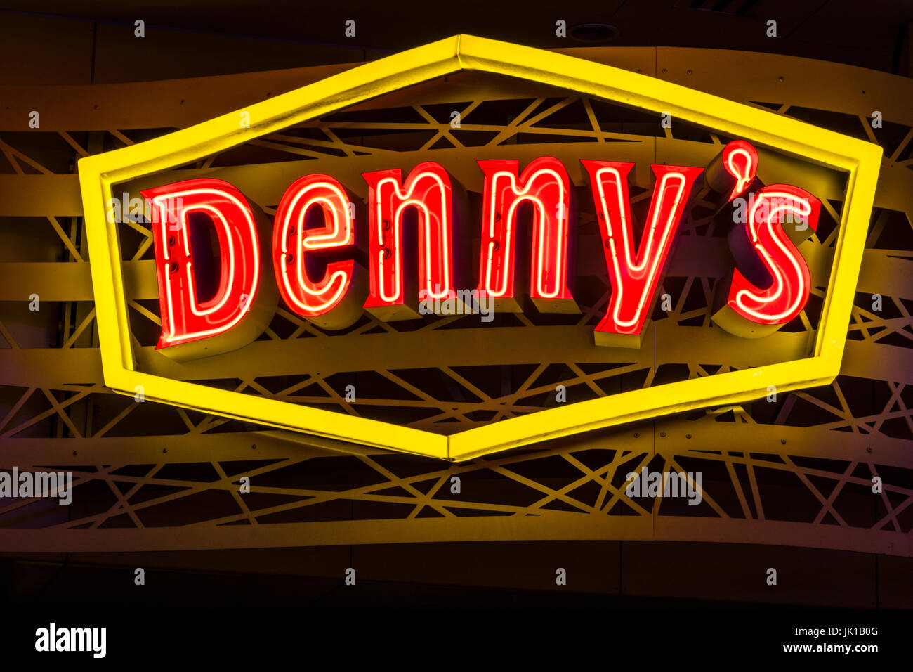 Las Vegas - Circa il luglio 2017: Logo Neon e insegne di un Denny's Coffee Shop. Denny's è America's Diner VI Foto Stock
