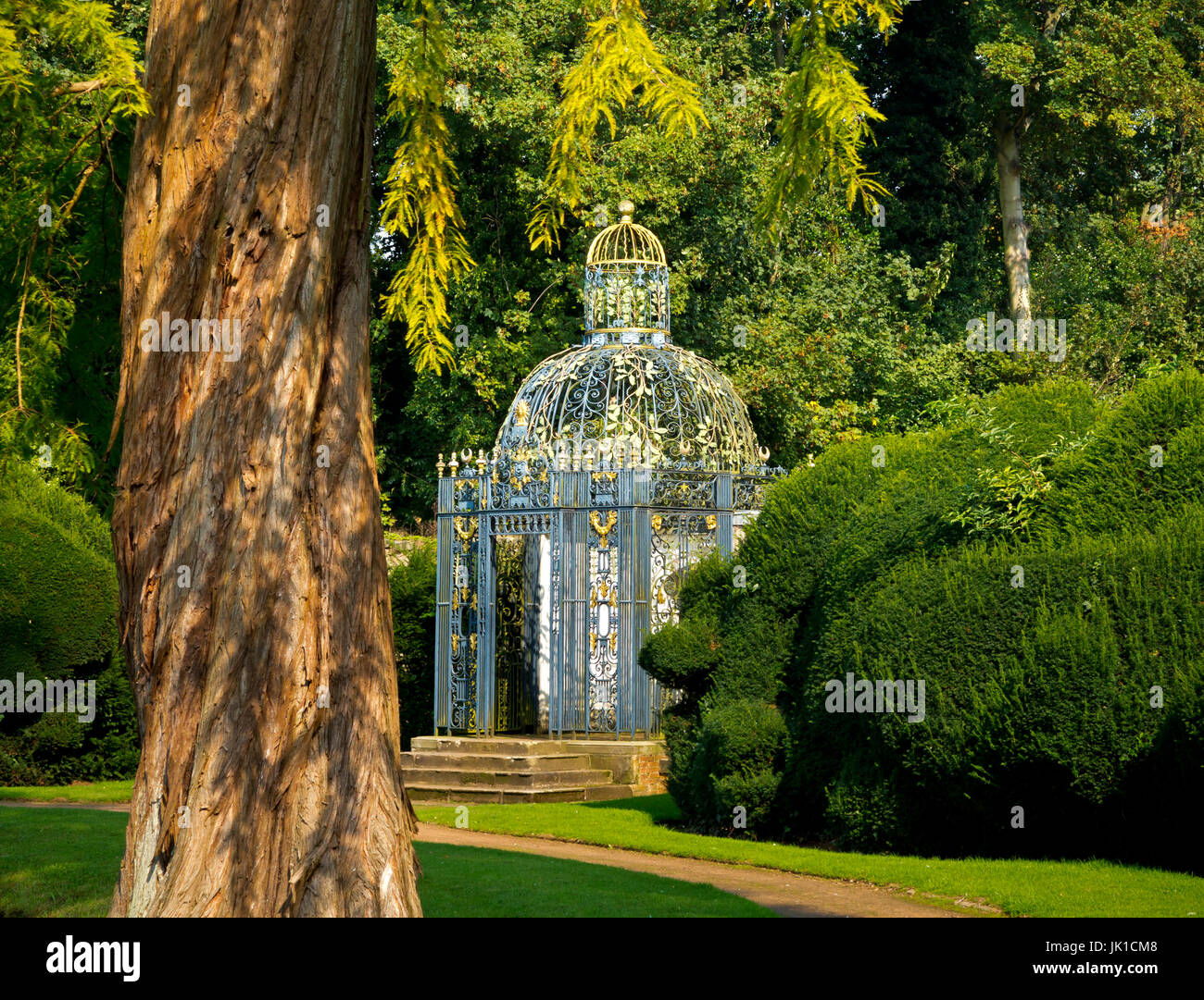 Ferro battuto birdcage dorato in giardino a Melbourne Hall di south Derbyshire England Regno Unito Foto Stock