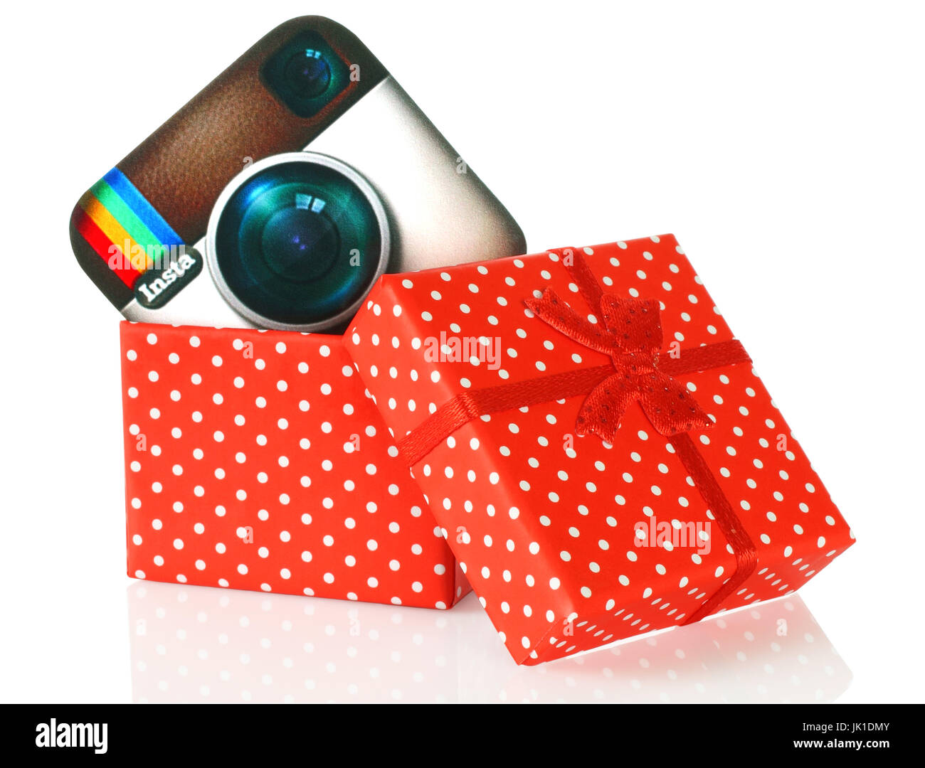 Kiev, Ucraina - 11 Gennaio 2016: Instagram logo stampato su carta e mettere in scatola presente su sfondo bianco. Instagram è un mobile di condivisione di foto ap Foto Stock