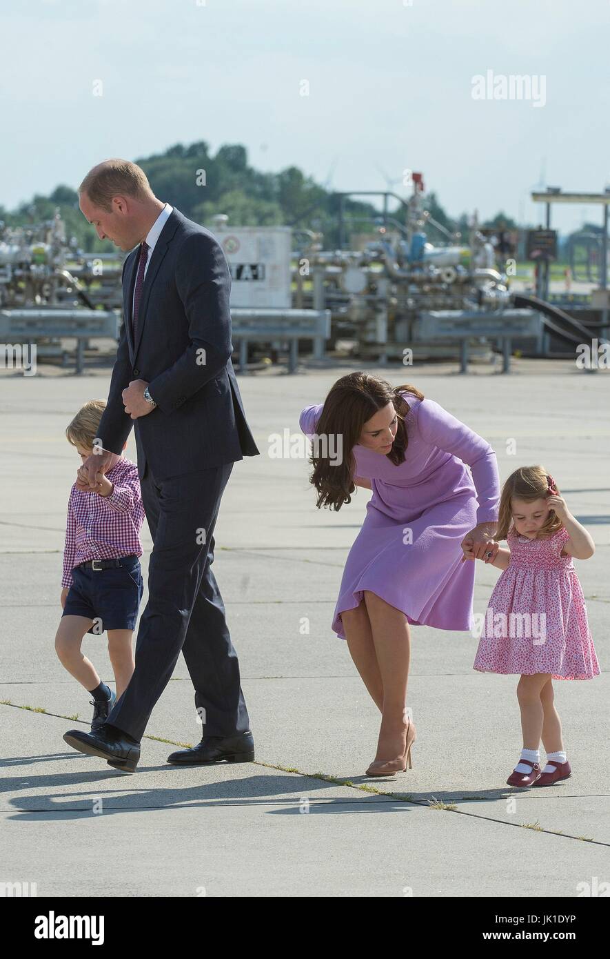 Il Duca e la Duchessa di Cambridge, con i loro figli Prince George e la Principessa Charlotte, partono dall'Aeroporto di Amburgo l'ultimo giorno del loro tre giorni di tour in Germania. Foto Stock