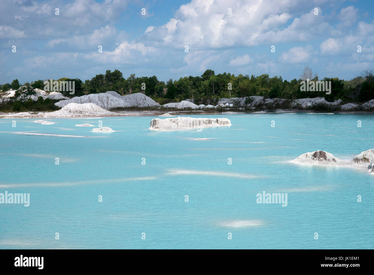 Man-made del lago artificiale di caolino e terra bianca contenente caolinite coperto con acqua di pioggia, formando chiaro lago blu, aria Raya Village, Tanjung Pandan Foto Stock