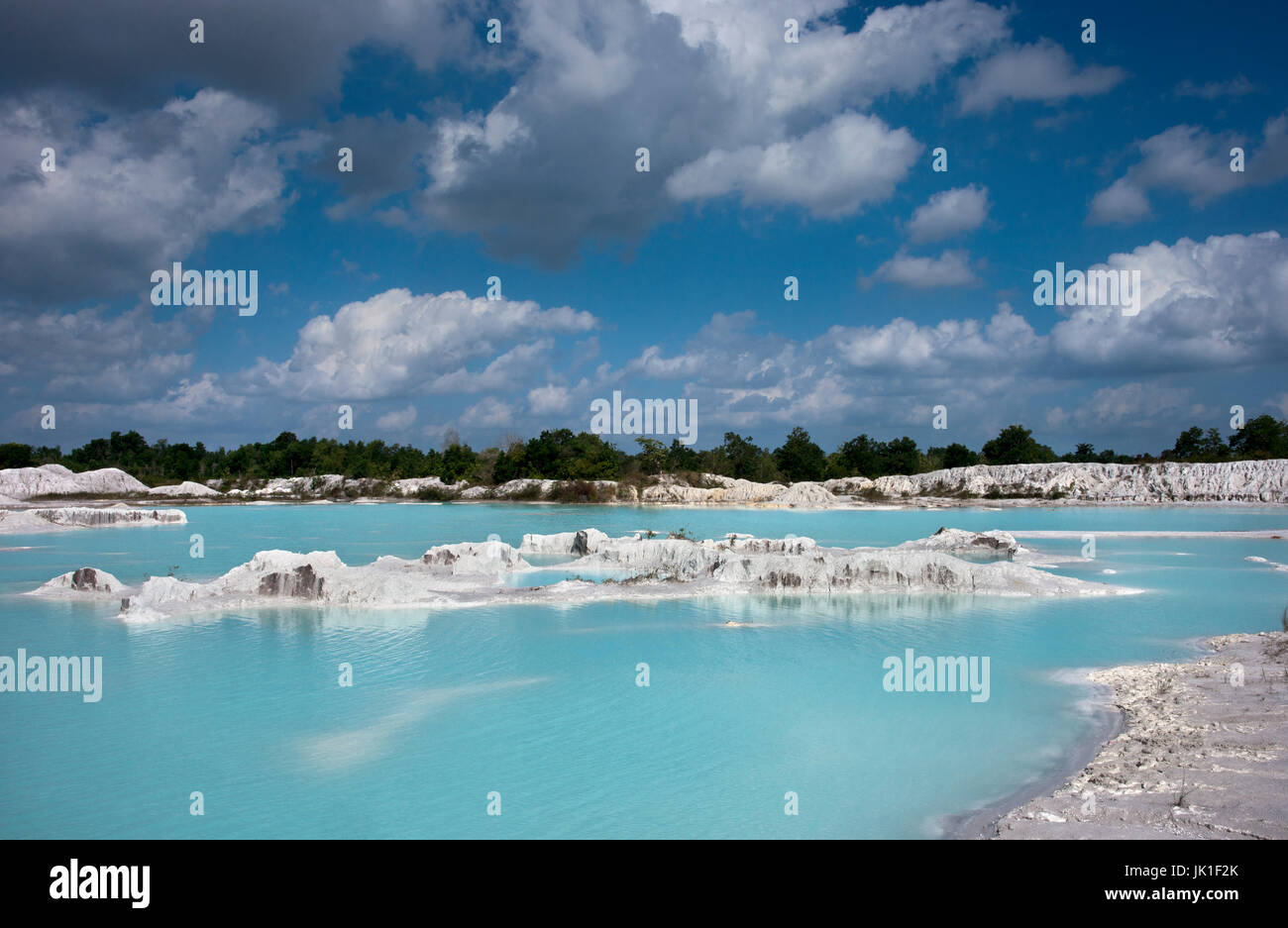 Man-made del lago artificiale di caolino e terra bianca contenente caolinite coperto con acqua di pioggia, formando chiaro lago blu, aria Raya Village, Tanjung Pandan Foto Stock