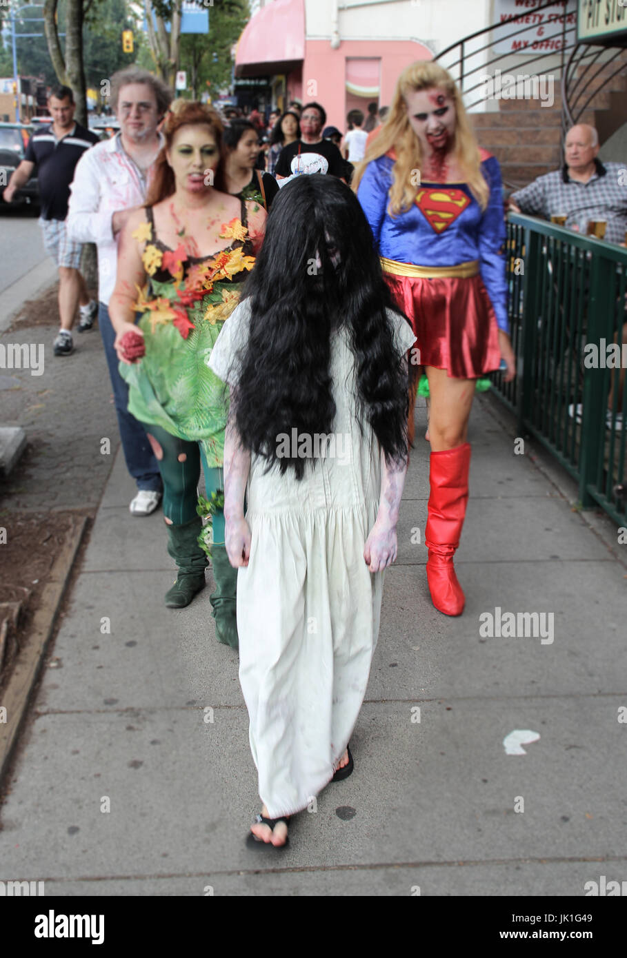 Vancouver, BC, Canada-August 17, 2013: partecipante non identificati nel corso annuale di zombie a piedi (Zombie Parade) nel centro cittadino di Vancouver. Foto Stock