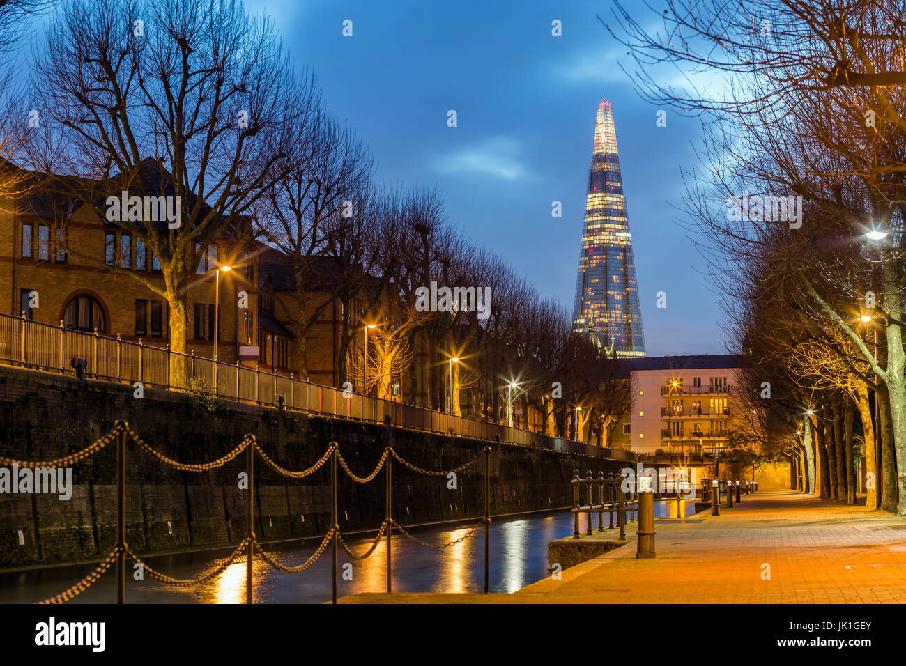 Londra, Inghilterra - canal ornamentali a blue ora con bellissimo grattacielo a sfondo Foto Stock