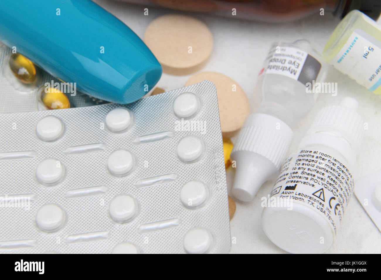 Aglio Pearles, zinco, lievito e vitamina C Supplemento compresse, Nasonex spray nasale e gocce per gli occhi Foto Stock